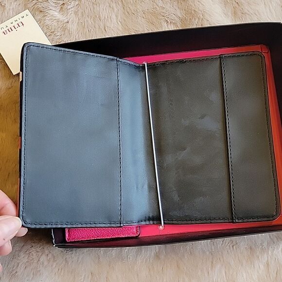 TRINA TURK TRAVEL ACCESSORY SET, PASSPORT COVER AND LUGGAGE TAG - NEW - Picture 6 of 10